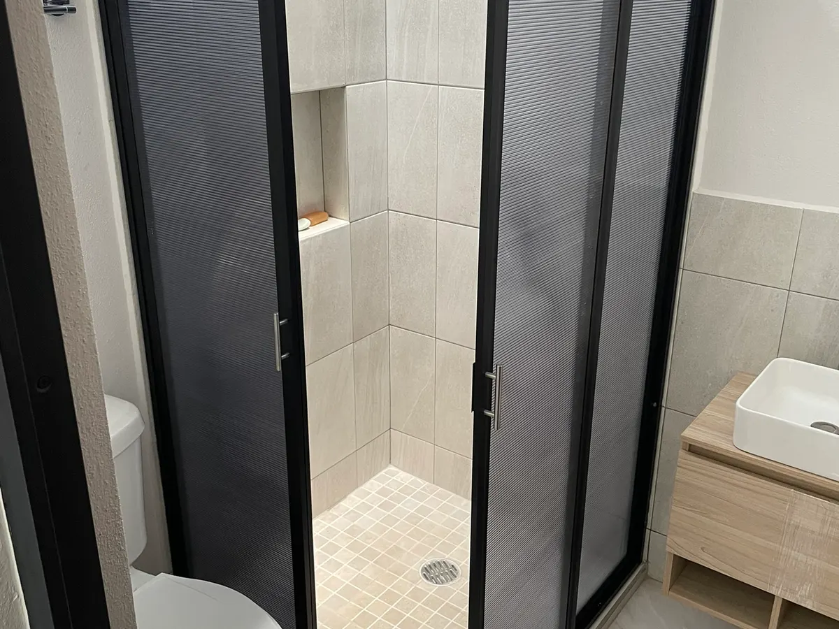 Cancel de baño en escuadra