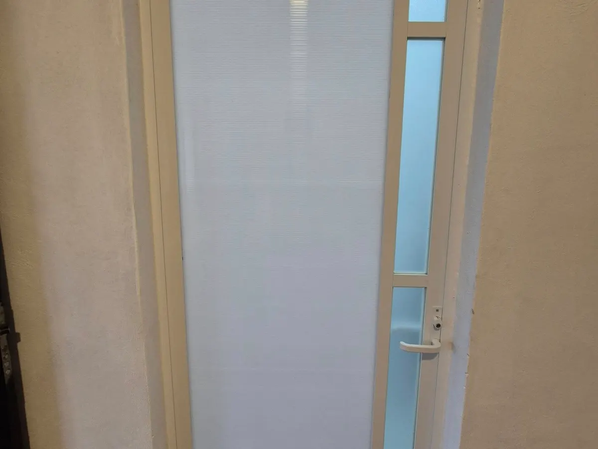 Puerta de baño con lámina de policarbonato