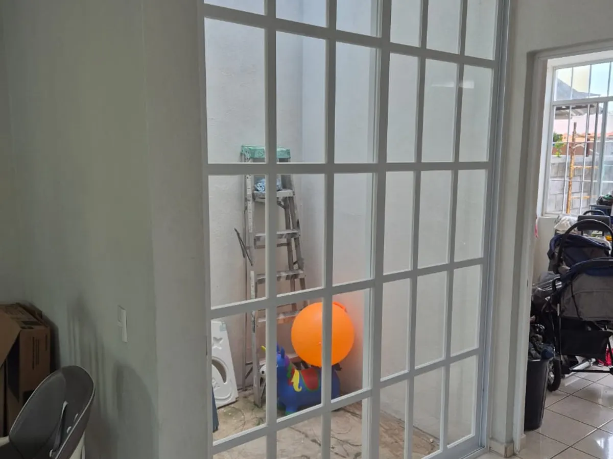 Puerta corrediza de 2 hojas línea 3" con cuadrícula