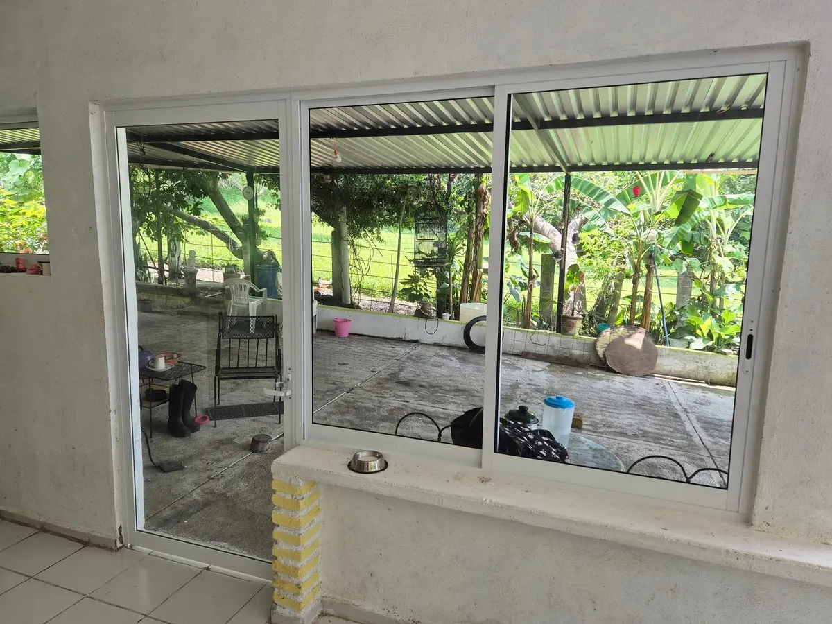 Puerta tipo bandera con ventana corrediza de 2 hojas, línea 2"