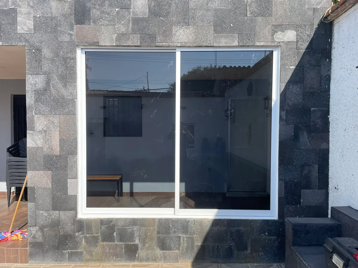 Ventanal línea 3" doble corrediza con vidrio filtrasol