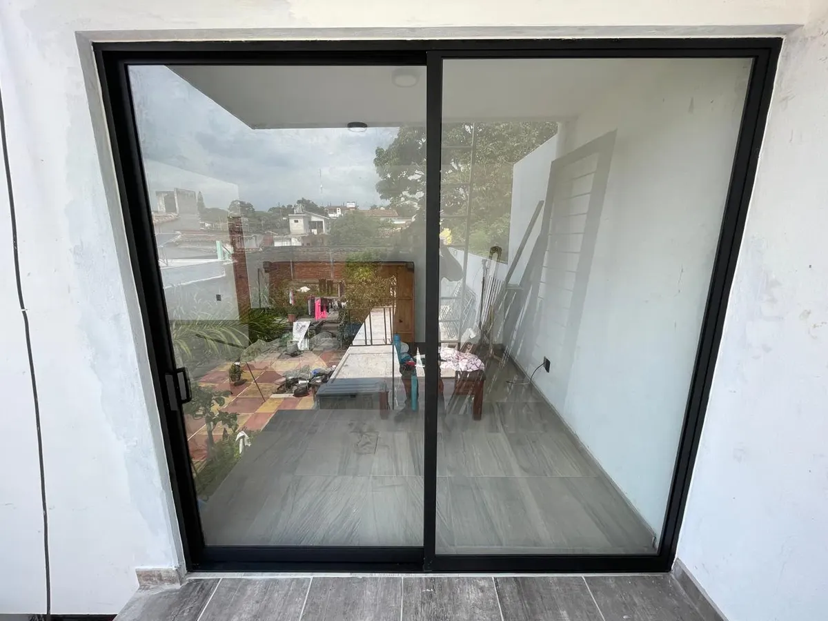 Puerta corrediza de 2 hojas línea 3" con vidrio claro