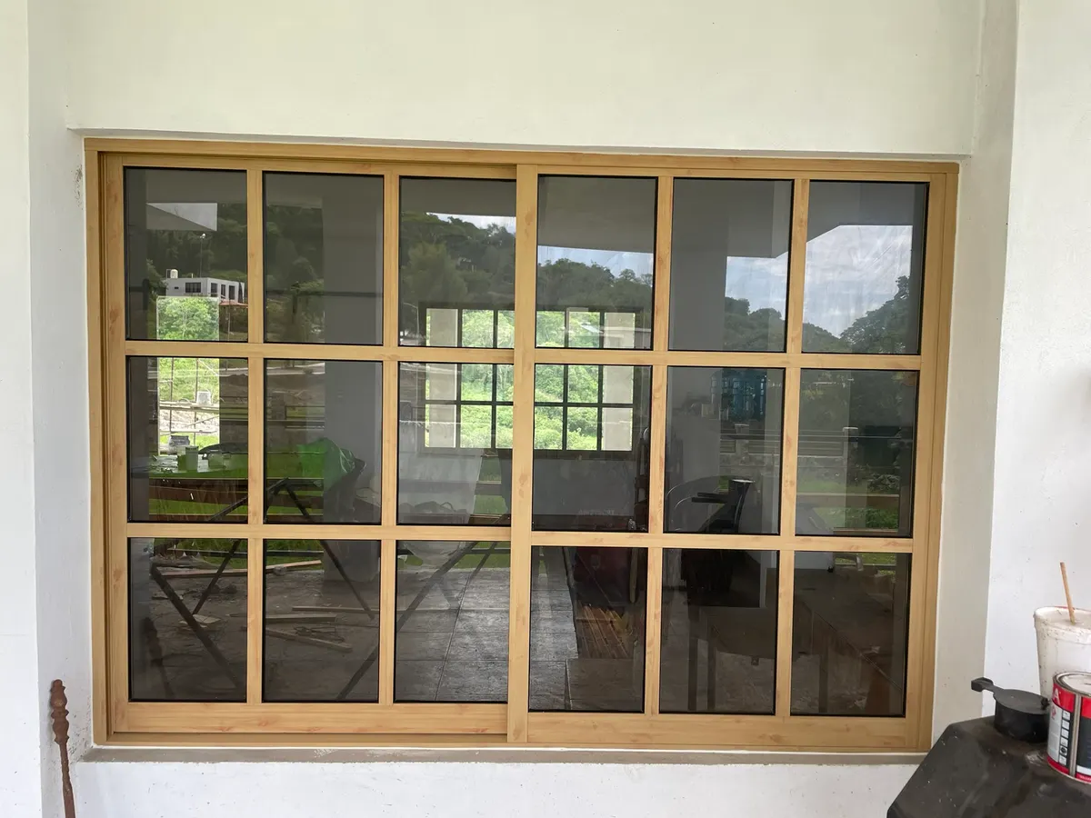Ventana línea 3", aluminio color pino texturizado