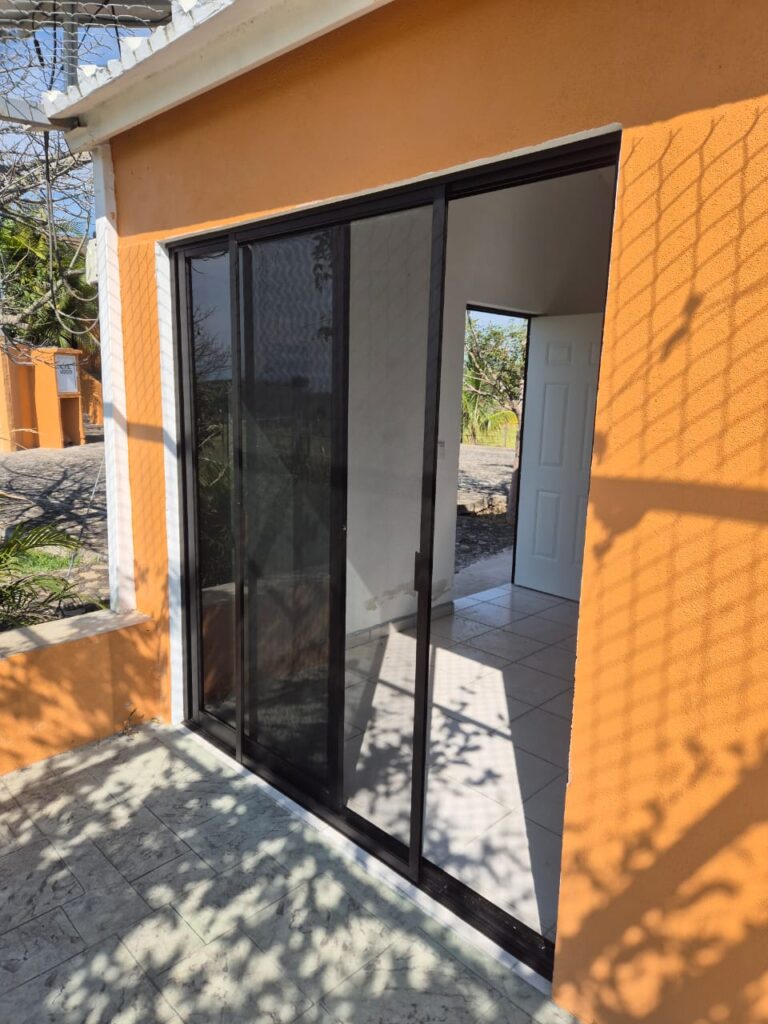 Puerta corrediza a 2 hojas con mosquitero corredizo