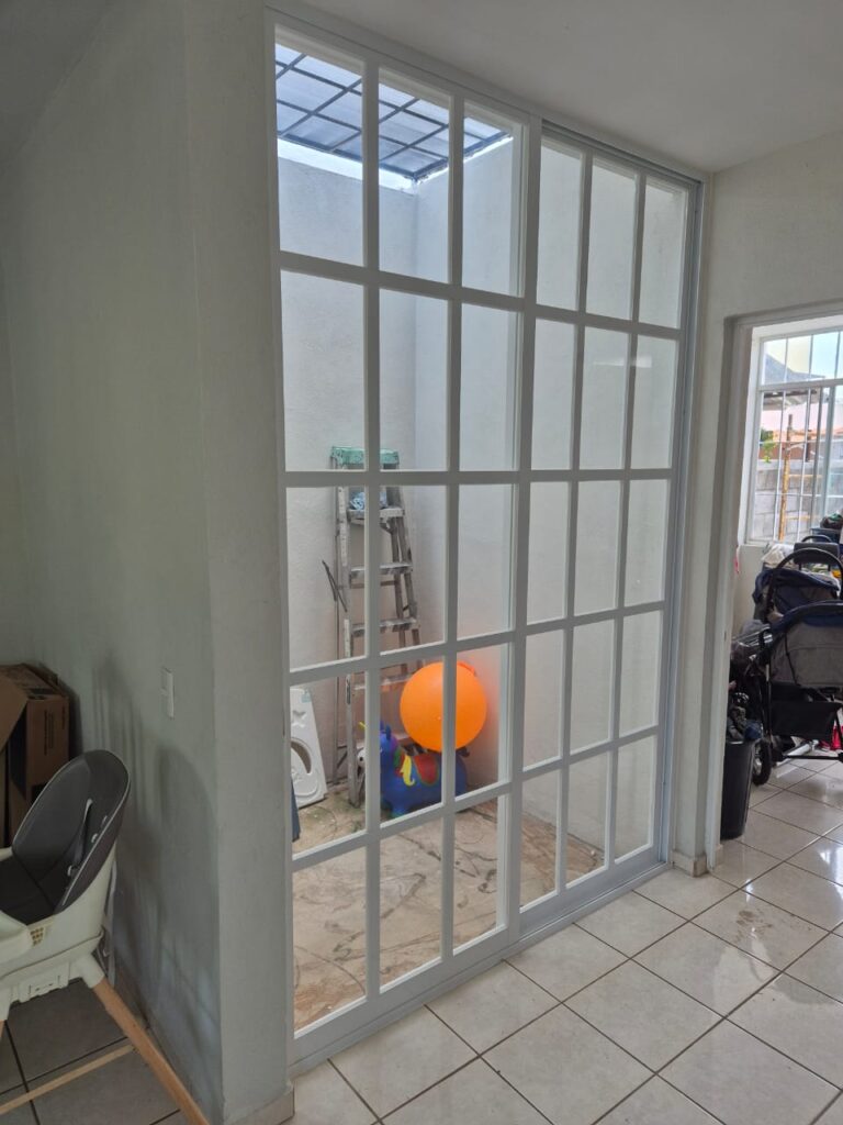 Puerta 3" corrediza 2 hojas con cuadrícula