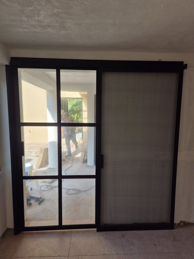 Puerta y mosquitero tipo colgante