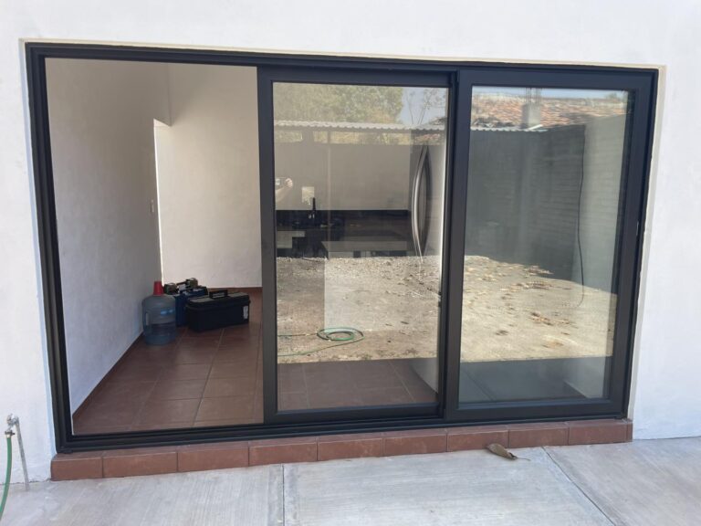 Puerta triple corrediza Serie 80